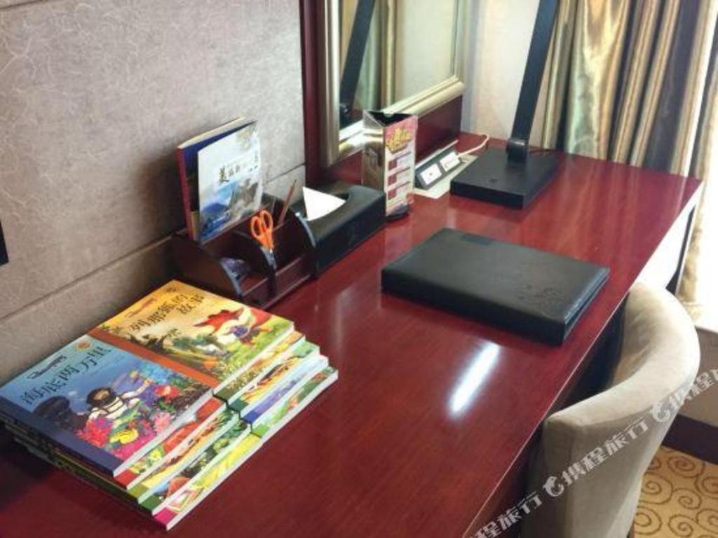 チェンドゥ イーシェン インターナショナル ホテル Supoqiao エクステリア 写真